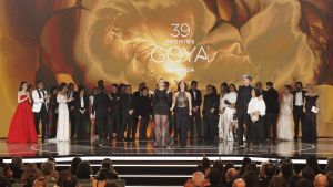 Los equipos de La inflitrada y El 47 tras conocerce el Goya ex aequo a Mejor Película en la 39º edición de los Premios Goya