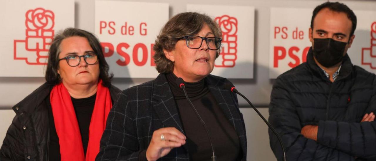 La alcaldesa, Eva García (centro), ayer en rueda de prensa junto a Soledad Girón y David Alonso. | // A. G.