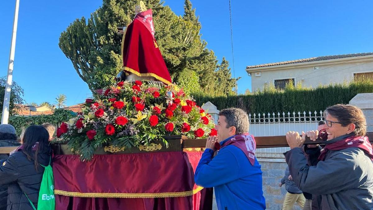 Carlos Mazón portando a San Antón durante la Romería celebrada en Elche