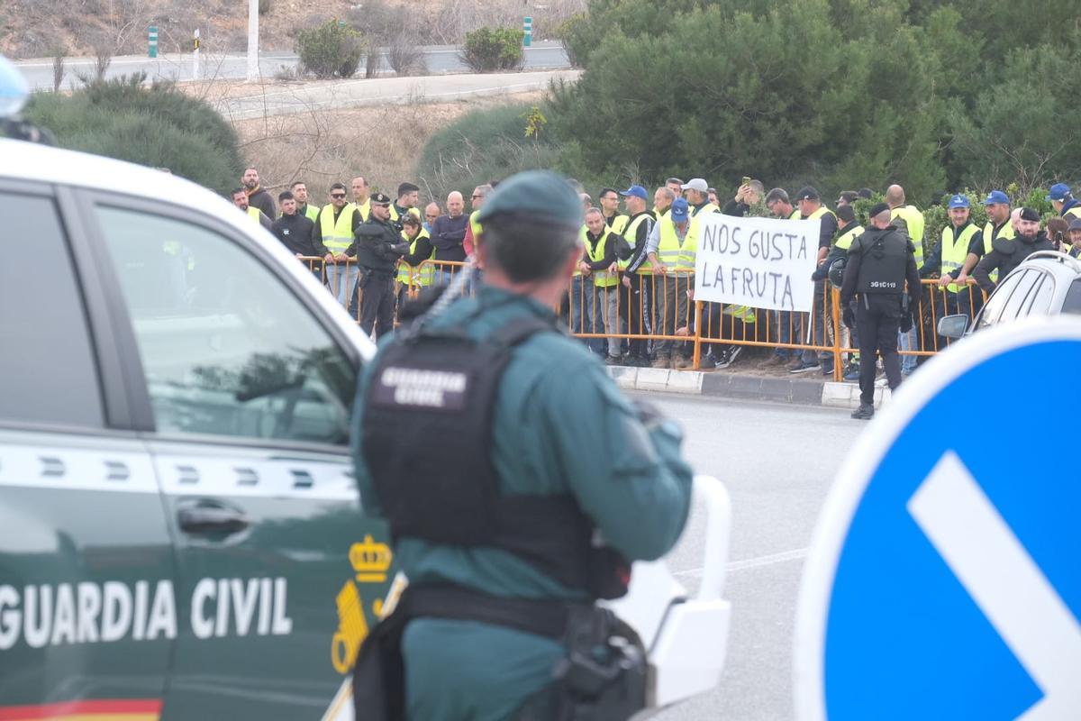 Dispositivo de seguridad junto a la protesta en los accesos a la desaladora