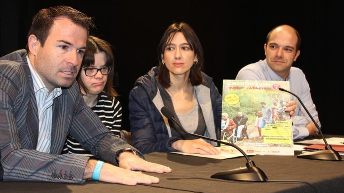 Marc Vives, Anna Vives, la alcaldesa Núria Parlon y el concejal Raúl Moreno durante la presentación del circuit 'Sumant capacitats' en el teatro Sagarra.