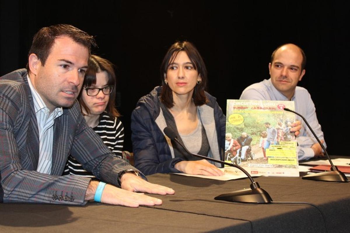 Marc Vives, Anna Vives, l’alcaldessa Núria Parlon i el regidor Raúl Moreno, durant la presentació del circuit ’Sumant capacitats’, al teatre Sagarra.