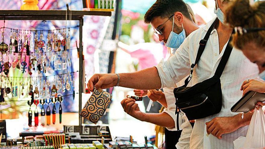 Durante todo el verano, el mercadillo ha registrado una gran asistencia. | TONI ESCOBAR