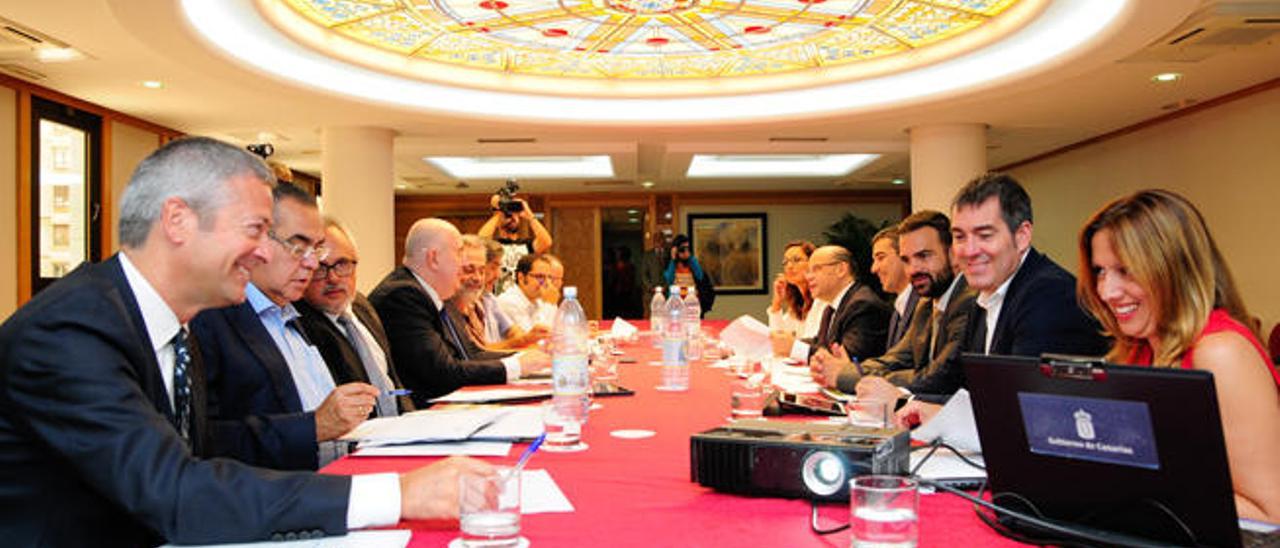 Reunión del consejo asesor del presidente Fernando Clavijo (2d), ayer, en Presidencia en la capital grancanaria.