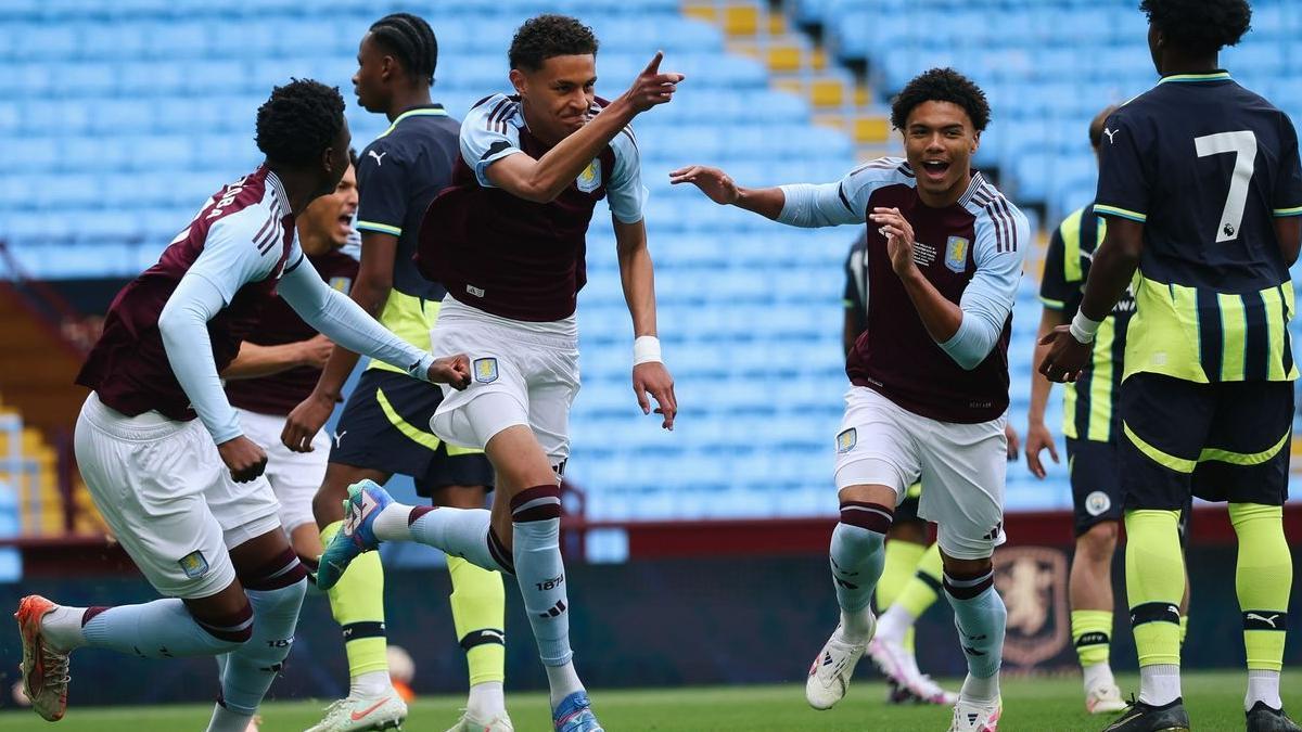 Los jugadores del Aston Villa celebran uno de los goles de la final