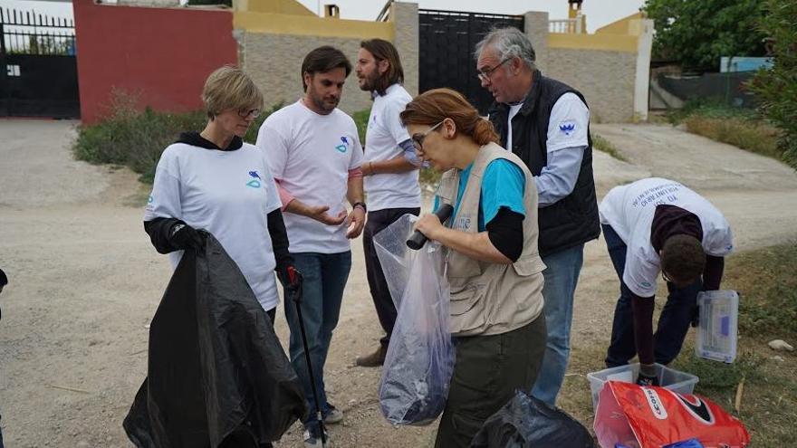 Voluntarios de la Fundación Oceanogràfic y de Aguas de Valencia limpiaron 700 kilos de basura en la ribera del Túria