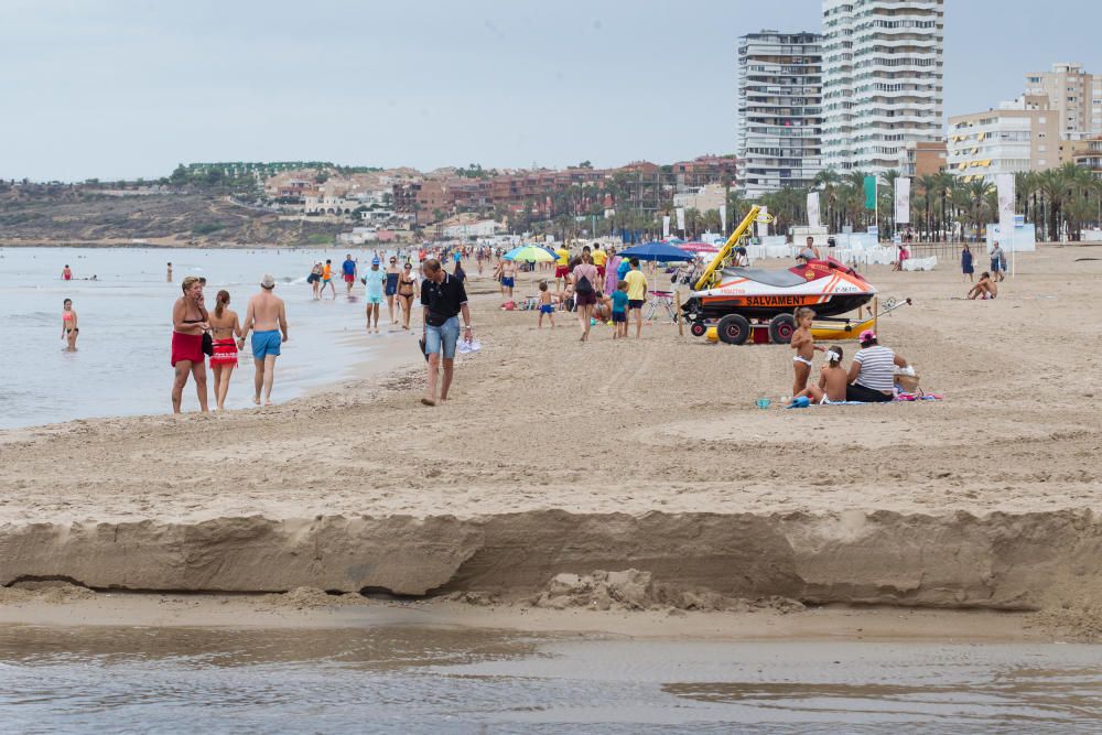 Las lluvias han partido en dos la playa de la Albufereta