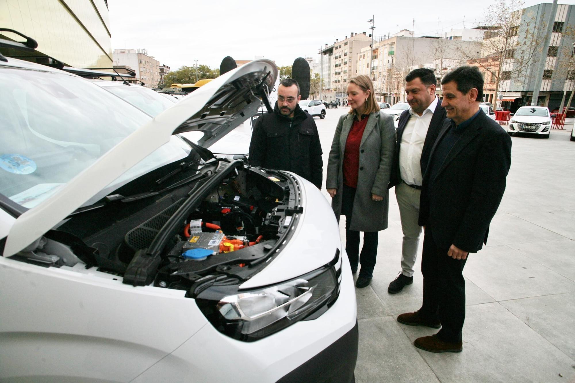 Vila-real presenta su renovada flota de vehículos eléctricos municipales
