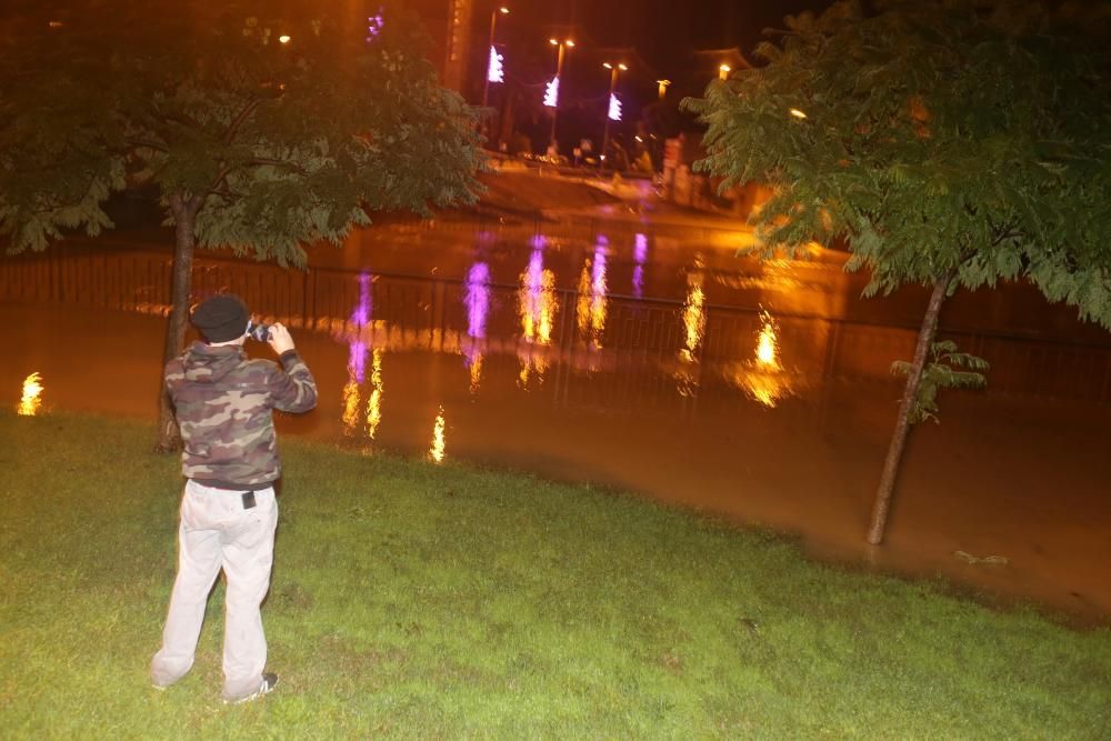 El agua se desborda en Puente del Rey