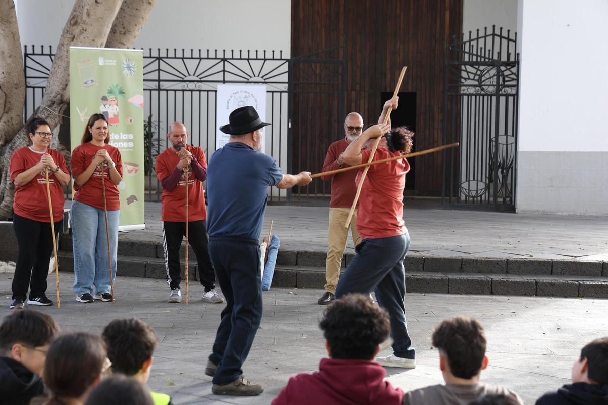 Demostración del juego del palo.