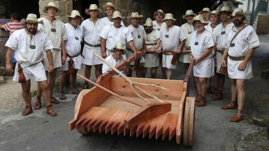 El centurión y los legionarios muestran la máquina.