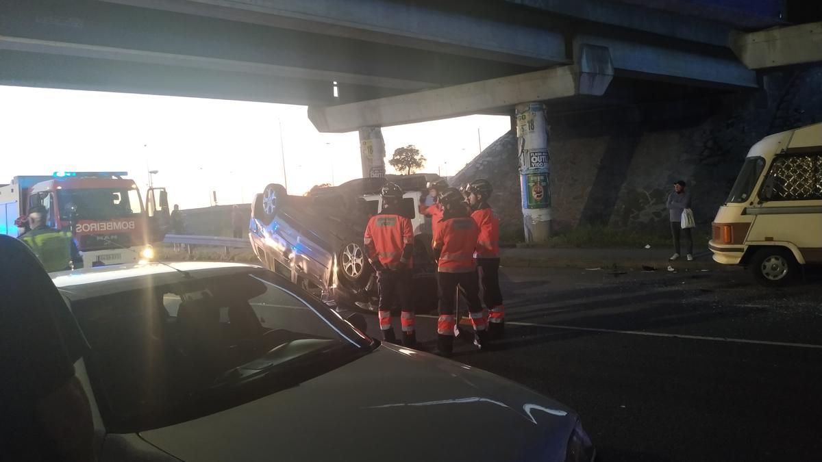 El coche volcado bajo el puente de Chapela-Vigo.