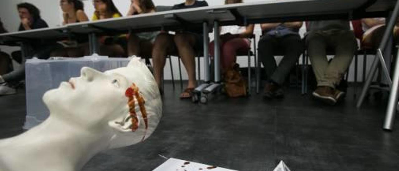 Una imagen del curso de Criminalística que se está impartiendo en la Universidad.