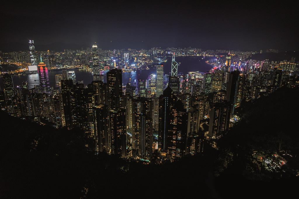 Vista nocturna desde el mirador de The Peak.