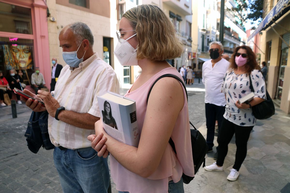 María Dueñas acude a Proteo para apoyar la librería