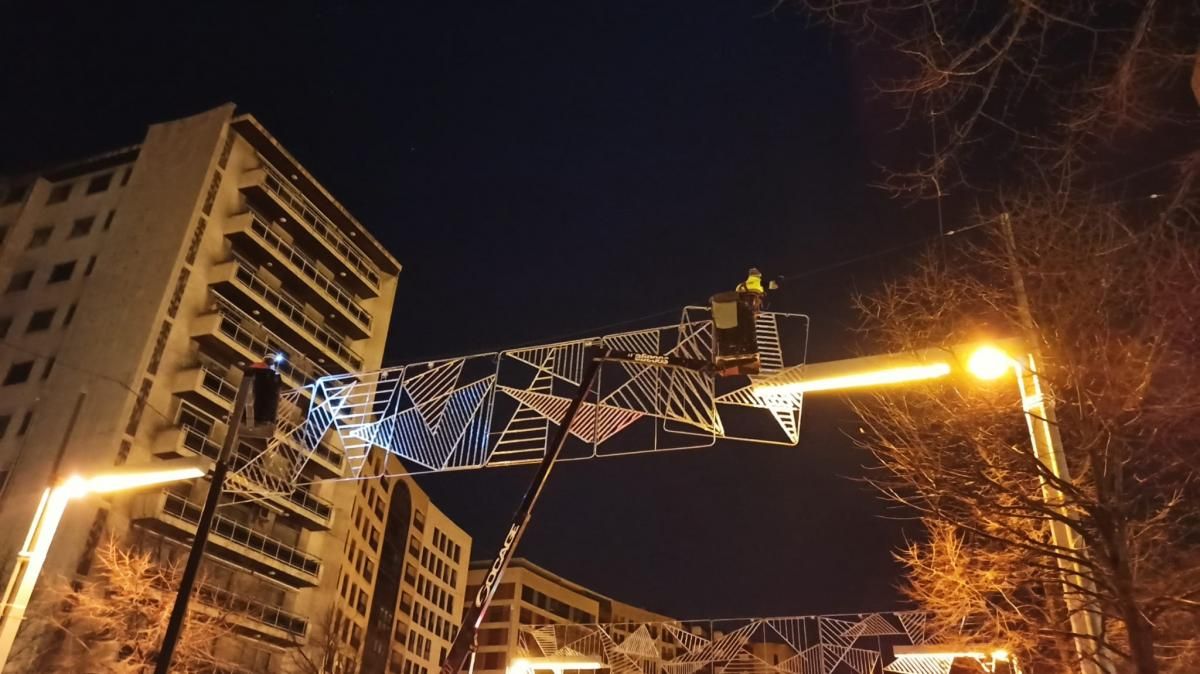 Montaje de la iluminación navideña en el paseo Independencia de Zaragoza