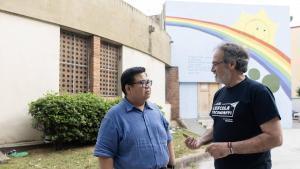 Dennis Pineda charla junto a Salva Figuerola frente a la parroquia de Sant Roc, este jueves.