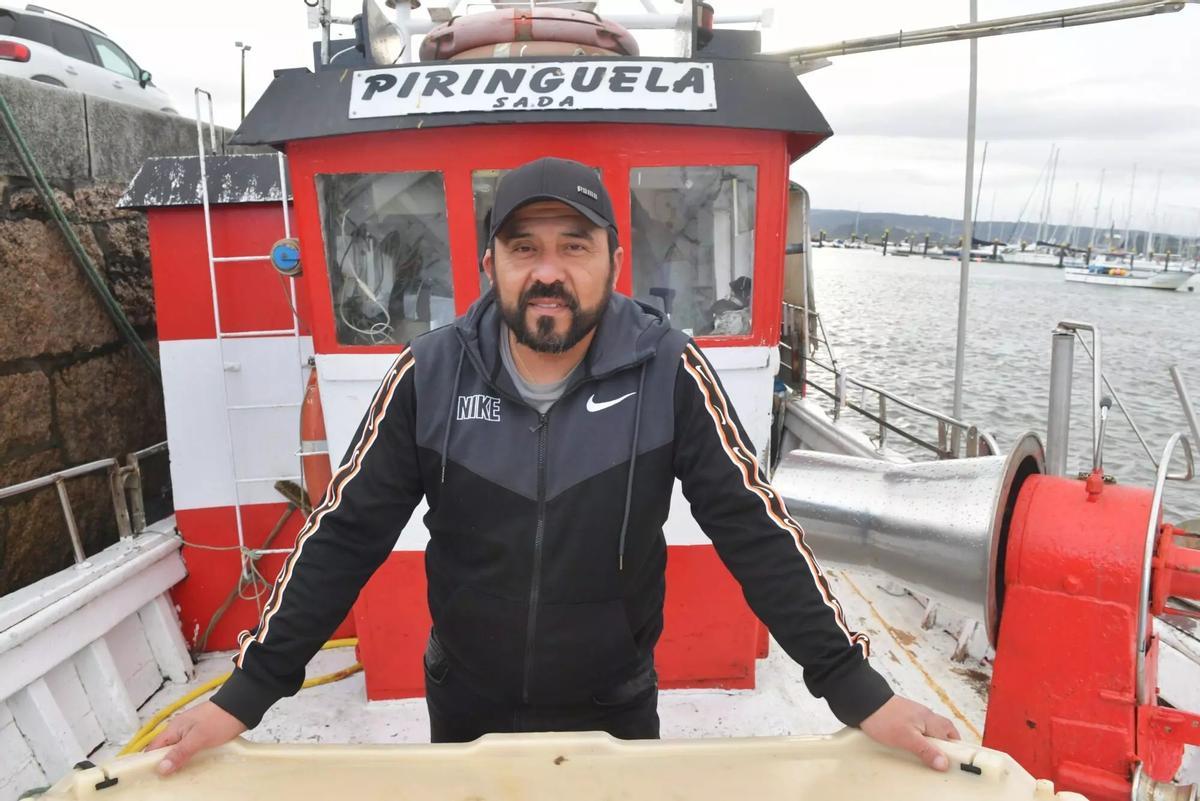 Ruhan Rivera, pescador de Sada, a bordo del «Piringuela».