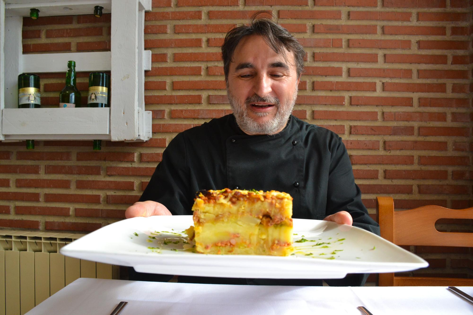Paco Berlanga, cocinero del restaurante El Casero de la Villa Condal en Noreña, muestra su plato &quot;Repurillo&quot;, una falsa lasaña con el picadillo como protagonista.