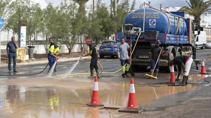 Labores de limpieza en la avenida de las Islas Canarias de Costa Teguise, el 15 de abril. |