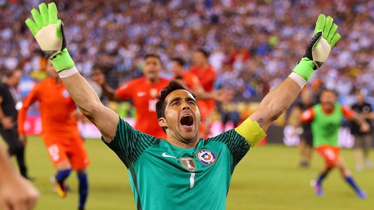 El portero chileno Claudio Bravo celebra el triunfo de su selección tras derrotar a Argentina en la final de la Copa América 2016