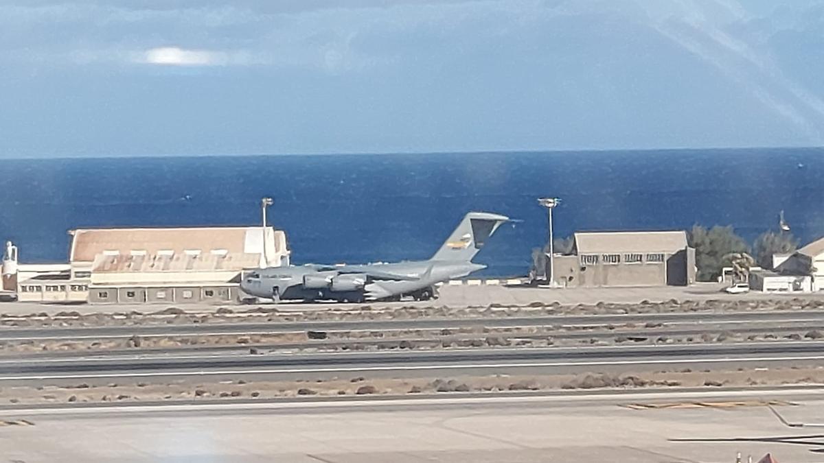 Uno de los dos Boeing C-17 Globemaster III de las Fuerzas Armadas de Estados Unidos esta tarde en Gando.