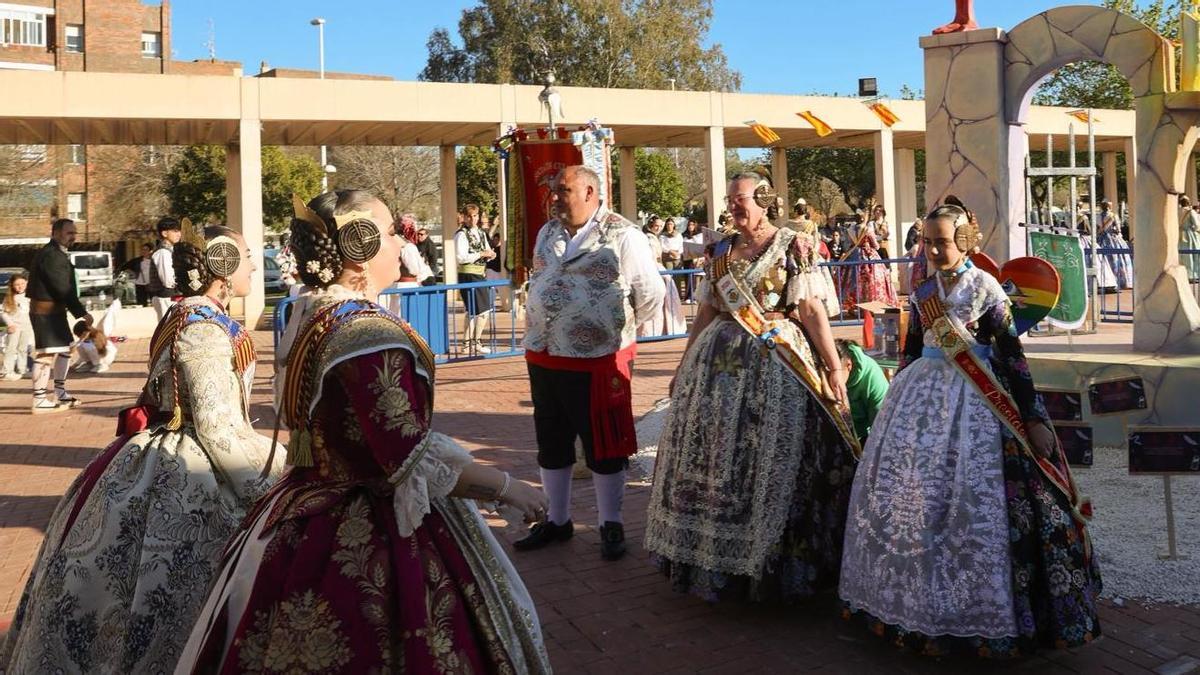Miles de falleros visitan los monumentos del Port de Sagunt