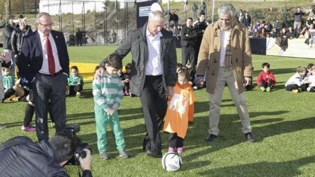Cruyff, con los niños en Novo Mesoiro y con los técnicos en Matogrande