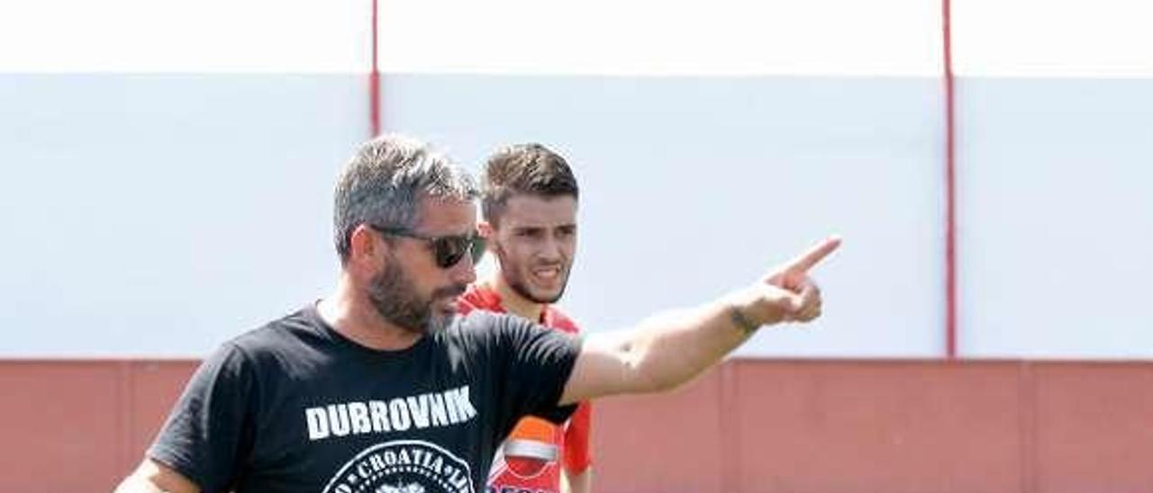 José Antonio Robaina en un entrenamiento con su equipo. // El Día