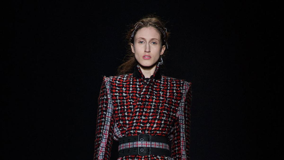 Haider Ackermann Otoño-Invierno 2015/16, abrigo en rojo