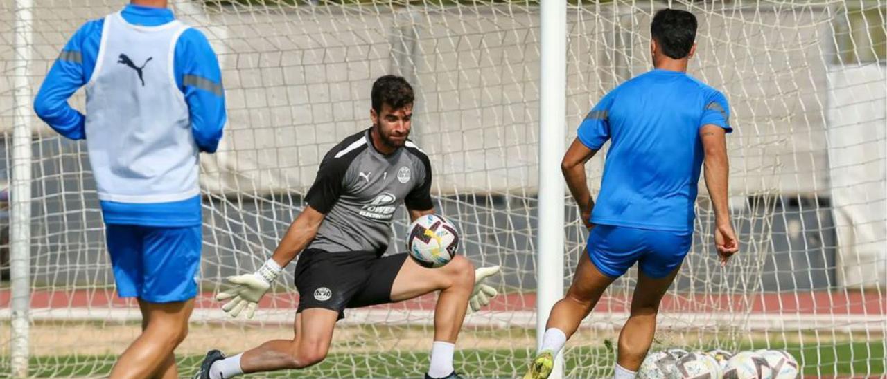 Germán Parreño, portero de la UD Ibiza, en un entreno.