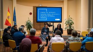 La ministra de Inclusión, Seguridad Social y Migraciones, Elma Saiz (i), durante un encuentro con personas mayores migrantes, en la sede del Ministerio, a 18 de diciembre de 2024, en Madrid (España).