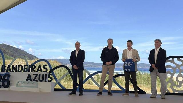 El concejal de Sanxenxo Juan Deza, con la bandera, entregada ayer por Rueda.