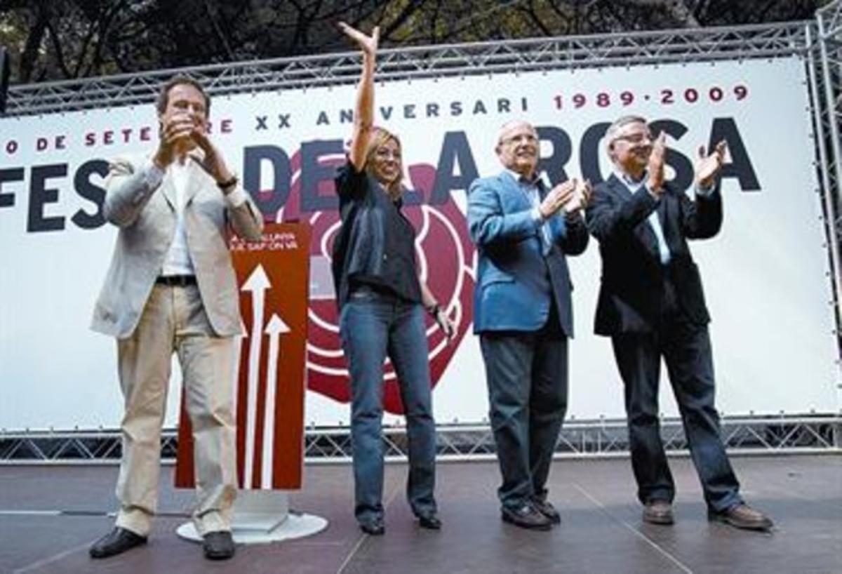 L’alcalde Jordi Hereu, la ministra Carme Chacón, el president José Montilla i el ministre José Blanco, ahir a la Festa de la Rosa del PSC, a Gavà. L’alcalde Jordi Hereu, la ministra Carme Chacón, el president José Montilla i el ministre José Blanco, ahir a la Festa de la Rosa del PSC, a Gavà.