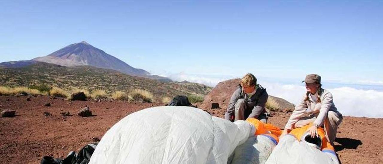 Preparativos de un vuelo en parapente desde Izaña