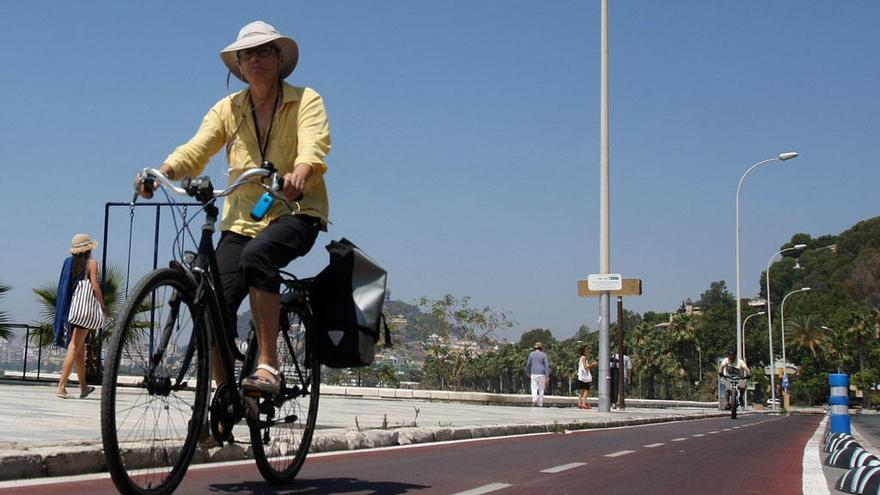 Una mujer pasea por un carril bici en Málaga capital.