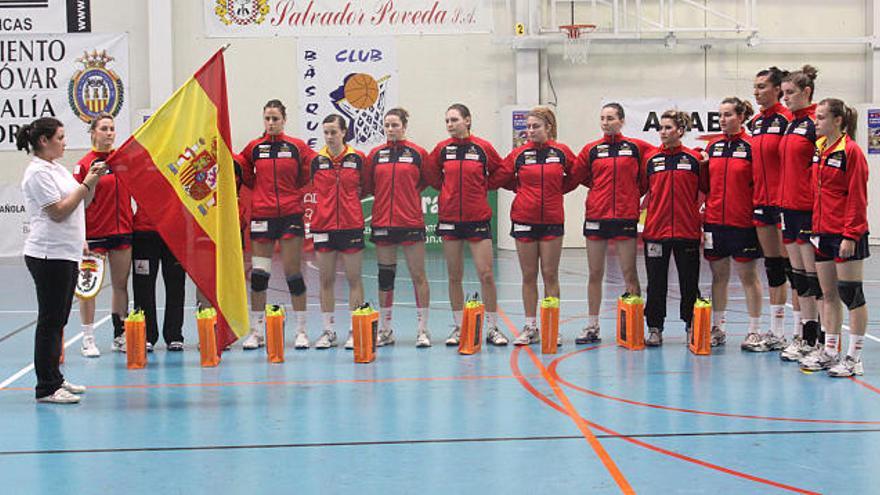 Las jugadoras españolas escuchando el himno nacional antes de comenzar el partido.