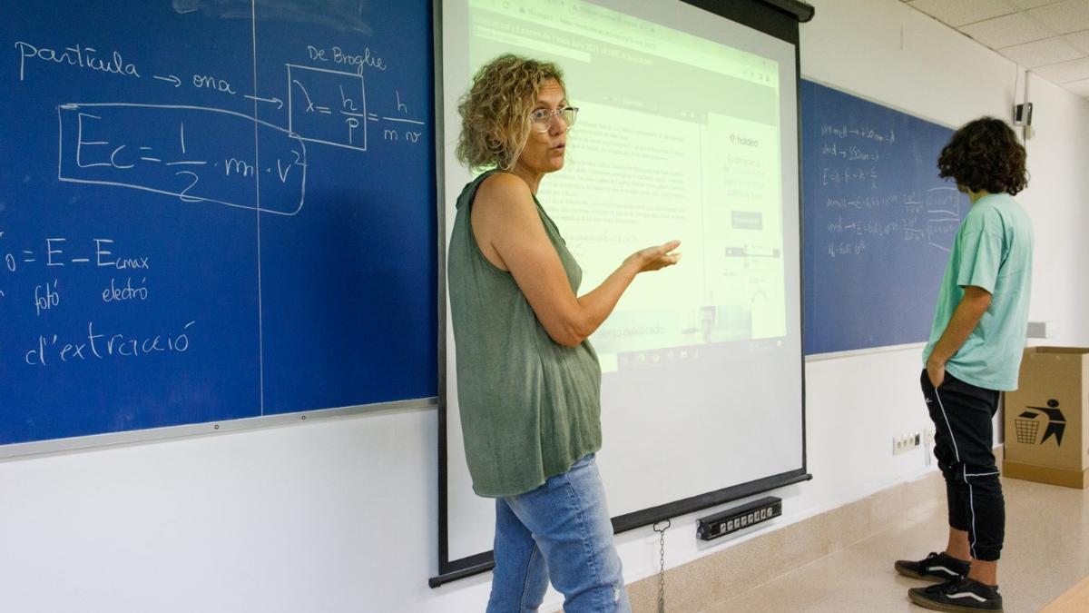 Una profesora imparte clase a alumnos de bachillerato en el instituto Miquel Biada, en Mataró