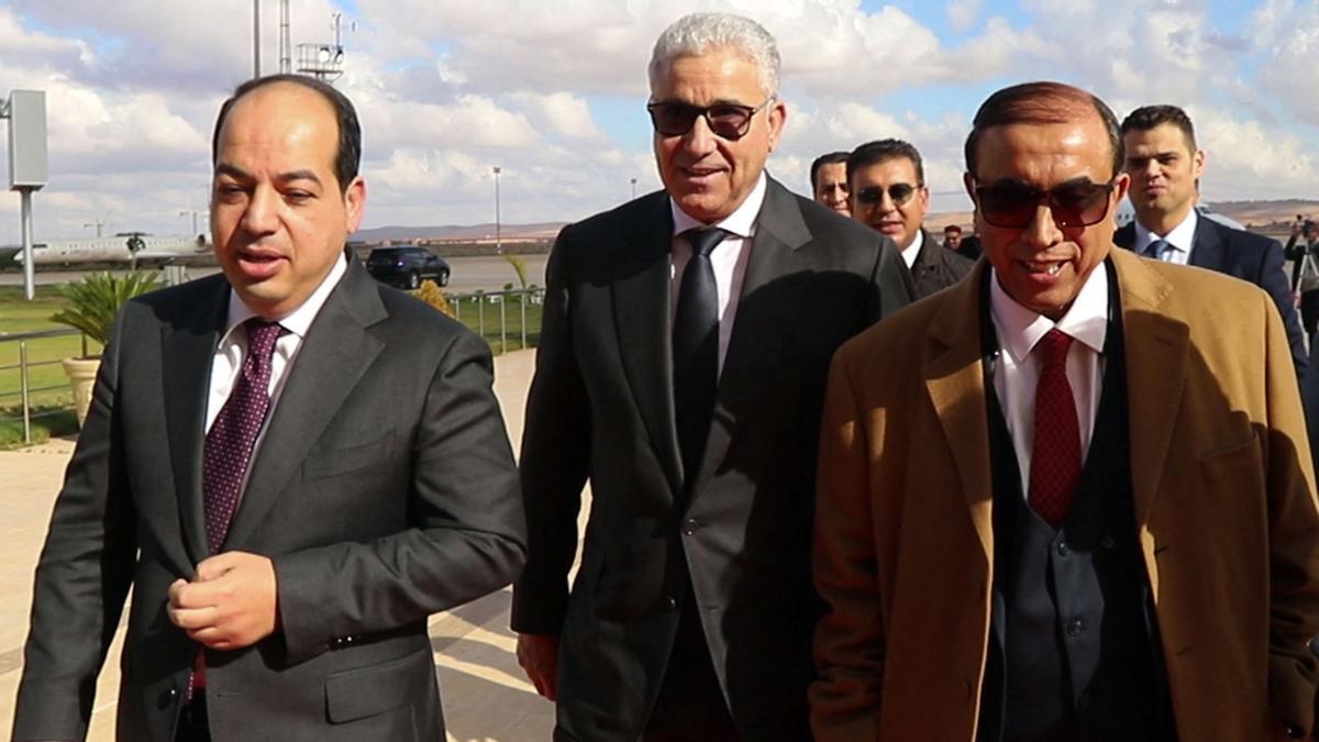 Los candidatos presidenciales libios Ahmed Maiteeq (izquierda) y Fathi Bashagha (centro) llegan a una reunión con el mariscal Khalifa Haftar, en Bengasi, el 21 de diciembre de 2021