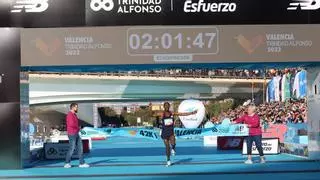 Sisay Lemma destroza el crono con récord del Maratón de Valencia