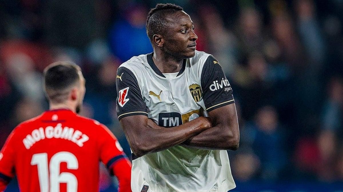 Umar Sadiq celebra un gol anotado con el Valencia CF