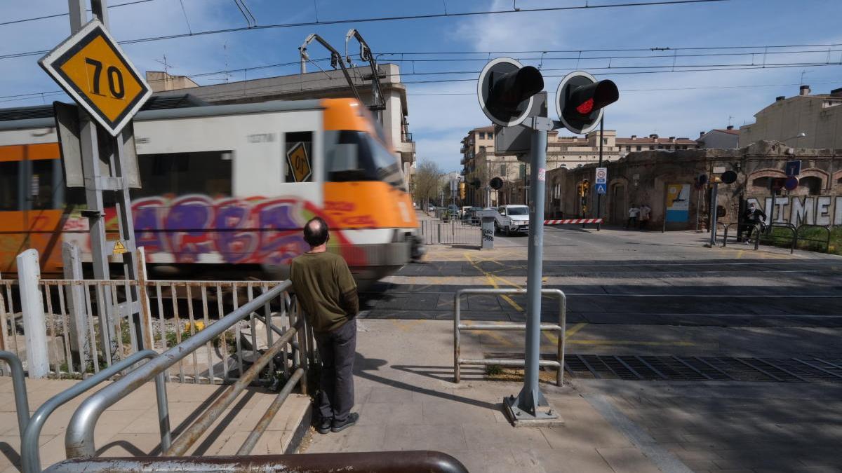 El pas a nivell de l&#039;avinguda Vilallonga, un entrebanc històric.