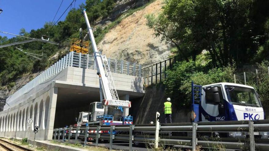 Un operario revisa los últimos retoques de la obra del falso túnel construido en la N-634, a su paso por la localidad parraguesa de Arobes.