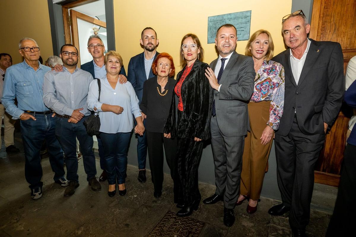 Imagen del acto de presentación de la placa conmemorativa en memoria de Pascual Calabuig en Gáldar.