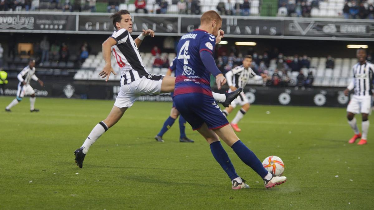 Monreal saca el balón ante la presión de Juanto Ortuño.