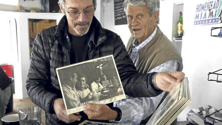 Schriftsteller Peter Nichols und Luis Cumberlege (re.), Besitzer des Hotels Sea Club, schwelgen in Erinnerungen.