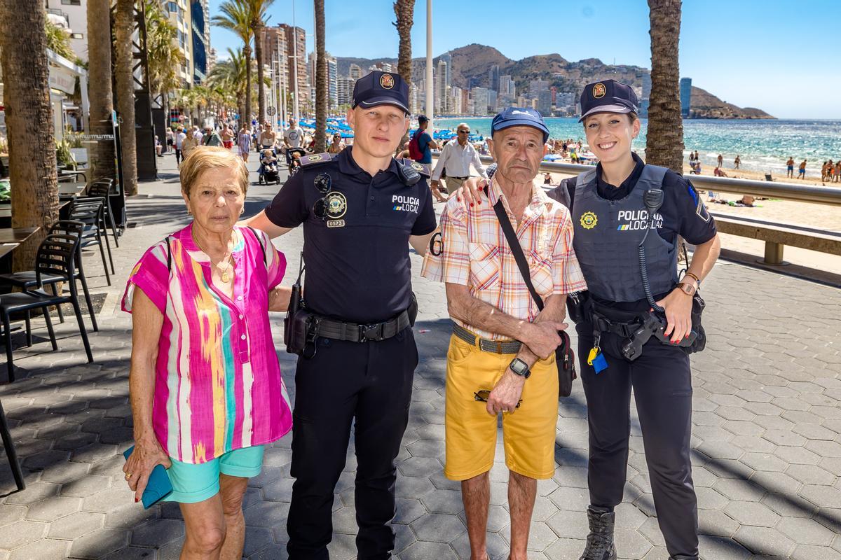 El matrimonio de Gijón y los dos agentes de la Policía Local de Benidorm que auxiliaron a José Manuel y le salvaron la vida.