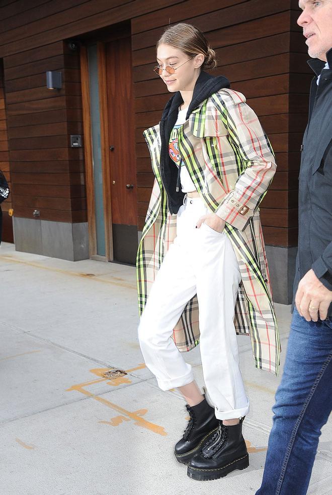 Gigi Hadid pasea por Nueva York durante la NYFW