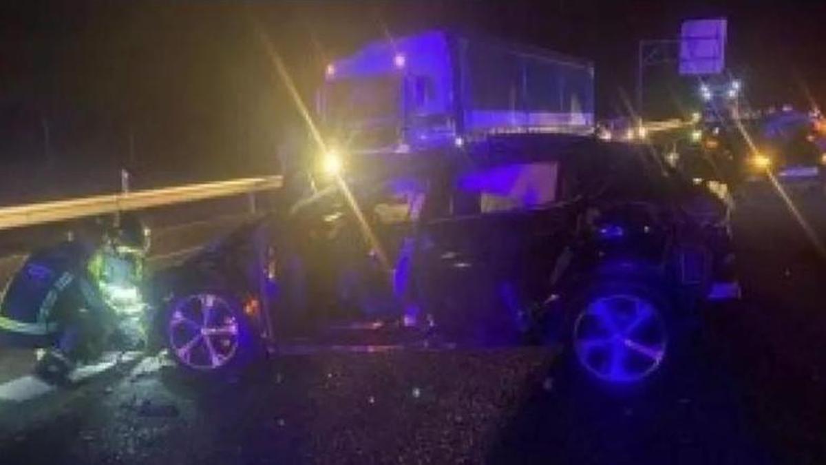 Estado del coche del agente herido.