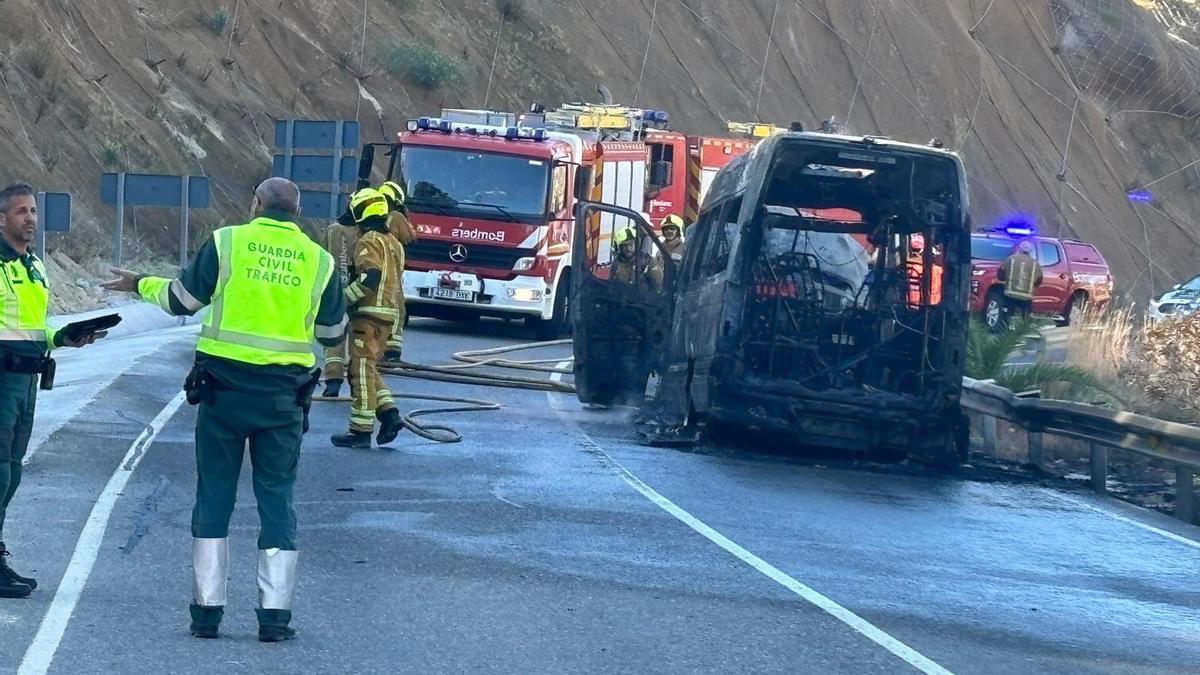 Así ha quedado el minibús en el que viajaban nueve personas y que se ha incendiado en la carretera entre El Campello y Aigües.